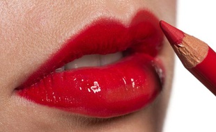 Rouges à lèvres, fards à paupières, fards à joues, anticernes, enlumineurs et même démaquillants se déclinent sous la forme de crayon.