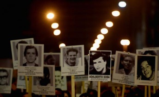 Marche silencieuse en mémoire des victimes du Plan Condor, un système d'élimination d'opposants aux dictatures d'Amérique du Sud dans les années 1970 et 1980, le 21 mars à Montevideo