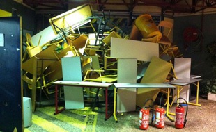 Une partie du campus Porte des Alpes, à Bron, a été saccagé dans la nuit du mardi 2 au mercredi 3 novembre 2010 après l'occupation du site décidée lors d'une AG.