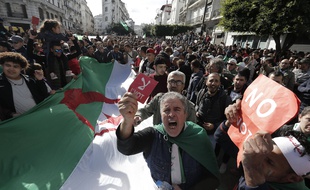 Des milliers d'Algériens ont manifesté contre l'élection présidentielle le 12 décembre 2019.