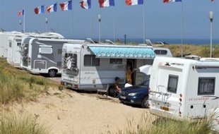 Cet été, la fréquentation touristique en France a légèrement augmenté par rapport à la saison 2007, de 0,2% en juillet et de 0,4% en août, en dépit d'un reflux de la clientèle étrangère (-1,4%), selon un bilan du ministère.