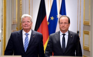 Les présidents français et allemand François Hollande et Joachim Gauck sont arrivés peu après 14H30 mercredi au village martyr d'Oradour-sur-Glane (Haute-Vienne), avec un premier geste très symbolique, leurs mains étreignant celles d'un rescapé du massacre.