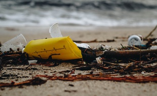 Emmanuelle Lara prend en photo les déchets échoués sur les plages niçoises.