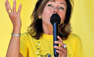 Carole Delga, la présidente de la région Occitanie, samedi 5 septembre, sur l'étape du Tour de France.