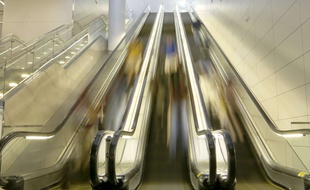 Un escalator (illustration).