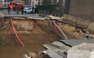 Le pont effondré de Villegailhenc dans l'Aude, le lundi 15 octobre.