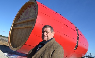 Gérard Bru, le patron du domaine de Puech-Haut, et sa grosse barrique.