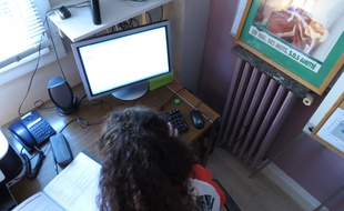 Paris, le 08 septembre 2014. Une bénévole de l'association SOS Amitié vient en aide aux jeunes en détresse via un chat en ligne.