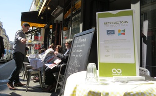 Dans le 9e arrondissement, la mairie met à disposition des commerçants des boites pour recycler ses mégots.