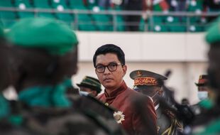 A Madagascar, le président Andry Rajoelina passe en revue l’armée lors de la Fête de l’indépendance, le 26 juin 2021