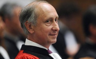 Le procureur de Nanterre Philippe Courroye, qui a reçu l'ordre de laisser la main à un ou des juges d'instruction dans ses enquêtes liées à l'affaire Bettencourt, défend son travail, "un modèle du genre", dans un entretien au figaro.fr paru jeudi soir.
