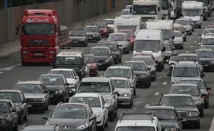 Embouteillage bouchons. Peripherique sature. Illustration
