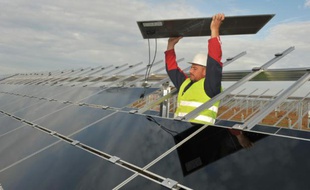 Un technicien installe des panneaux solaires à Crucey-Villages (Eure-et-Loire), le 10 novembre 2011