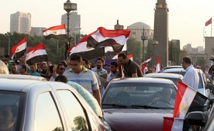 Le président élu égyptien Mohamed Morsi, issu des Frères musulmans, était attendu vendredi en fin d'après-midi sur la place Tahrir au Caire où il doit prendre la parole, avant de prêter serment samedi pour entamer un mandat sous haute surveillance des militaires.