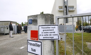 Des salariés de France Télécom rassemblés, le 26 avril 2012, devant la direction de l'entreprise à Mérignac, à la mémoire de leur collègue Rémy Louvradoux, qui s'était immolé par le feu au pied de ce bâtiment un an plus tôt