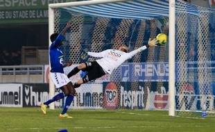 Trop court, Thomas Fédrigo, le portier colmarien, lors de la victoire du Racing en National (3-1), à la Meinau, le 13 février 2015.