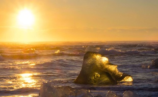 Illustration: glacier au soleil en Islande, décembre 2014.