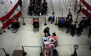 Des voyageurs américains tirés au sort pourront bientôt passer les files d'attente des contrôles de sécurité dans les aéroports chaussures aux pieds et bouteilles d'eau en poche, a-t-on appris mardi auprès des autorités de sécurité dans les transports.