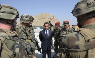 Nicolas Sarkozy juge "totalement irresponsable et même dangereuse" la promesse de François Hollande de retirer à la fin 2012 les troupes françaises d'Afghanistan, qualifiant un tel retrait de "déshonneur", dans un entretien à la revue L'Essentiel des relations internationales.