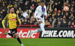 Kylian Mbappé lobbe Samson pour le but du 3-0. 
