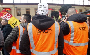 Des cheminots SNCF en grève à la gare Saint-Charles de Marseille.
