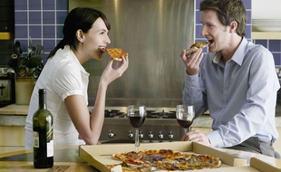 Dans plus de la moitié des couples, l'un des deux conjoints prend du poids après s'être installé sous un toit commun.