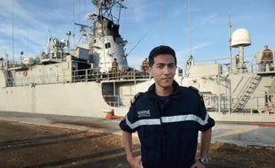 Thomas Vuong, commandant du patrouilleur français "Commandant Birot", pose le 3 mai 2015 dans le port de Crotone en Italie après une opération ayant permis de secourir 219 migrants