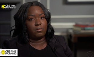 Lanita Carter, qui accuse le chanteur R.Kelly d'abus sexuel, a témoigné sur CBS.