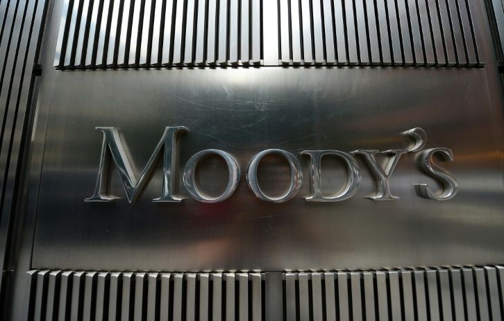 L'agence de notation Moody's a jugé mercredi « improbable » que la France tienne son objectif de réduire le déficit public à 2,7% d'ici 2027, estimant en outre les 10 milliards d'économies supplémentaires en 2024 insuffisantes pour « remettre le gouvernement sur la trajectoire » budgétaire prévue.