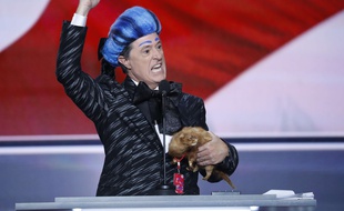 Stephen Colbert grimé en Caesar Flickerman, personnage de fiction des «Hunger Games», lors de la convention républicaine à Cleveland, Ohio, le 17 juillet 2016.