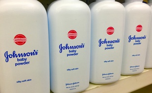 Le groupe pharmaceutique Johnson & Johnson est engagé dans près de 4.800 procès liés au talc Baby Powder.