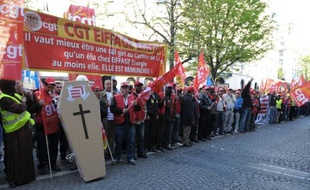 Plusieurs centaines de salariés du groupe Eiffage se sont rassemblés mercredi, en marge de l'assemblée des actionnaires à Paris, pour protester contre des salaires "misérables", la dégradation des conditions de travail et la sous-traitance "abusive" dans le groupe de BTP.