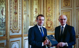 Didier Migaud offre à Emmanuel Macron son prochain livre de chevet.