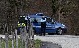 Des gendarmes bloquaient le 29 mars le Col de Marocaz, près de la ville de Cruet, où Nordahl Lelandais est suspecté d'avoir tué le caporal Arthur Noyer.