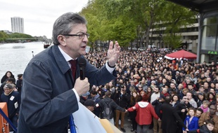 Jean-Luc Mélenchon en campagne pour l'élection présidentielle sur une péniche, le 17 avril 2017 à Paris.