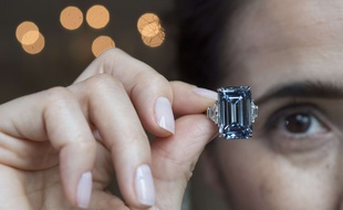 Le diamant bleu Oppenheimer est parti pour 50.6 millions de dollars, hors commissions.