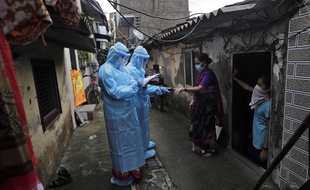 Des tests, pour limiter la propagation du coronavirus, effectués dans un bidonville de Bombay le 11 juillet 2020.
