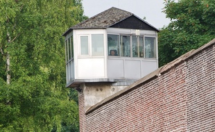 Surveillant dans un mirador à l'ancienne prison de Loos, en 2009