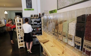 Vue de l'épicerie "La Recharge" à Bordeaux, le 16 juillet 2014