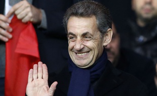 Nicolas Sarkozy regarde un match à Paris le 28 novembre 2015.
