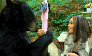 Dans le clip de 16, Wejdene apparaît au côté d'un ours.