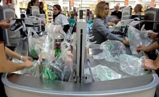 Les grandes surfaces en France risquent de perdre près de 40.000 emplois d'ici 2015, soit 6,3% de leurs effectifs, ou au contraire d'en gagner 36.000, voire 86.000, selon une étude commandée par le patronat du secteur et dont l'AFP s'est procuré les premières conclusions.