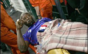 L'attaquant de l'équipe de France de football Djibril Cissé est sorti du terrain sur une civière à la 13e minute du match amical contre la Chine, mercredi à Saint-Etienne, touché à la jambe droite dans un choc avec Zheng Zhi, qui luttait avec lui pour le ballon.