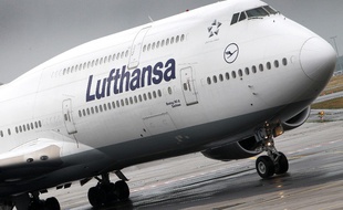 Un avion de la Lufthansa sur le tarmac de Francfort en Allemagne.