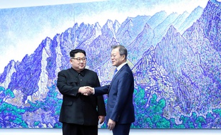 Le dirigeant nord-coréen Kim Jong Un et le président sud-coréen Moon Jae-in tenaient vendredi 27 avril 2018 un sommet historique après une poignée de main hautement symbolique sur la Ligne de démarcation militaire qui divise la péninsule.