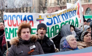 Manifestants pro-russes à Kharkiv devant une banderole "Russie et Ukraine sont unies à jamais", le 16 mars 2014