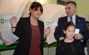 Les Géorgiens ont commencé à voter dimanche pour élire le successeur du réformateur pro-occidental Mikheïl Saakachvili, une élection où le candidat de son adversaire, milliardaire et Premier ministre Bidzina Ivanichvili, est favori
