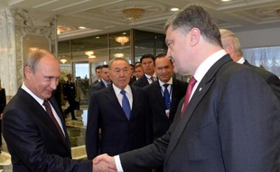 Le président russe Vladimir Poutine serre la main de son homologue ukrainien Petro Poroshenko, lors d'un sommet à Minsk, le 26 août 2014