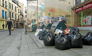 Dans la rue Vasselot, les sacs poubelles s'amoncellent sur le trottoir.