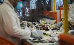 Dans une usine de recyclage ici à Paris. (illustration)